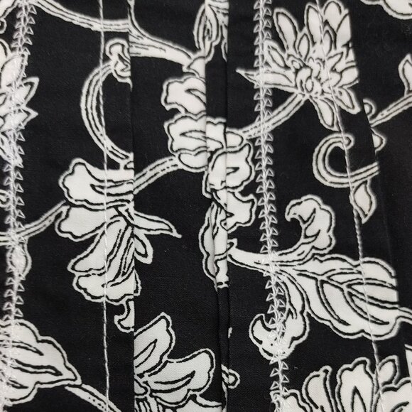 Black and White Floral Skirt, Liz Claiborne, Size Medium - Picture 5 of 5
